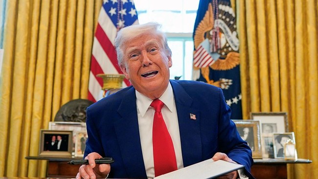 Trump: U.S. Ships Should Pass Free Through Panama and Suez Canals