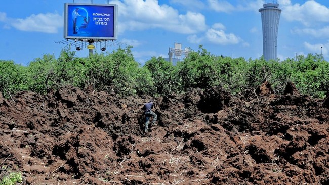 Missile from Yemen Strikes Israel, Creates Crater at Tel Aviv Airport